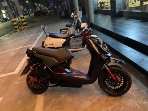 000人付款淘宝三代目x联盟电动车电摩踏板改装72v32a二手关联bws s