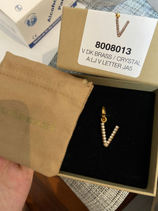 burberry 巴宝莉 字母吊坠项链 v字