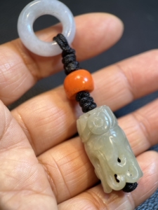 清代老和田玉籽料烟嘴后改和田玉佛手吊坠,雕工精美,皮壳油润