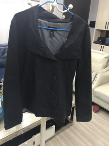 HM女士纯棉黑色休闲外套，翻领（也可竖领），款式简洁大方，属