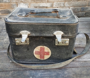 老牛皮行医箱，以前医生出诊所用，完整，品相如图，尺寸如图，看