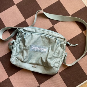 00zyingqi01854350淘宝supreme 蓝色正品斜挎包 应该是18ss logo有