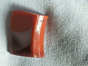 战国红缟玛瑙环，残片，长1.9宽1.2。红度漂亮，带有鸡油黄