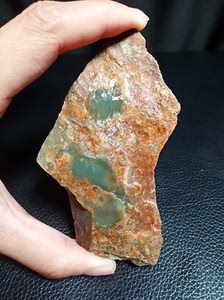 河磨玉原石,有漏玉点,打光透,95克,便宜处理