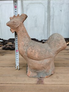 泥塑烧制的公鸡,房顶拆迁下来的,小磕碰,没裂.一代人的记忆.