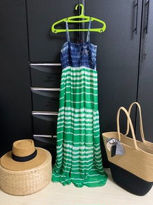 吊带度假沙滩连衣裙，超级漂亮的色彩搭配，上身部位褶皱设计即好