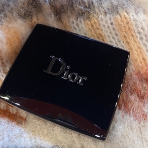 迪奥 眼影盘859 王府井专柜买的 没用过 放化妆包里不知道