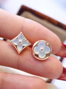 lv白贝母不对称耳钉 材质18k金(au750)南非真钻,售