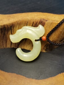 黄白河磨玉吊坠 河磨玉吊坠 黄白老玉吊坠 河磨玉玉猪龙