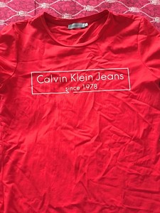 出图1： Calvin Klein Jeans 色T恤，女装