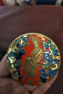 敦煌莫高窟飞天壁画菩萨全身坐像珐琅彩大铜章，直径七厘米，做工