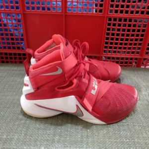 耐克詹姆斯战士8