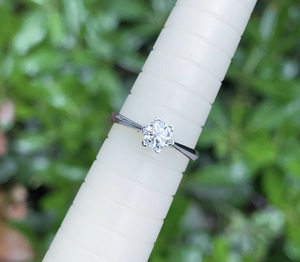 ido钻戒经典六爪镶小雪花24783购入票据齐全