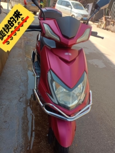 雅迪电动车,72伏,带保险杆后尾箱,哑光酒红色,外观相当ok