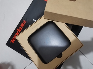 型号dm1016大麦电视盒子,里面还可以玩游戏但是需要手柄价