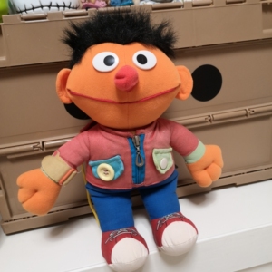 老款老料芝麻街人物公仔玩偶,厄尼人物公仔,塑料片片眼,有划痕