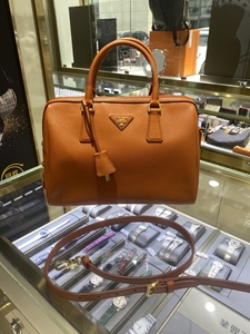 prada普拉达 枕头包 皮革手提袋 手提单肩斜挎包,原价1