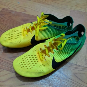 耐克胜利三钉鞋 42黄金码,非常轻薄,八百跑完非常放松 .自