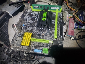 铭瑄n3150四核主板 单条4g内存 套装,有挡板.功能正常