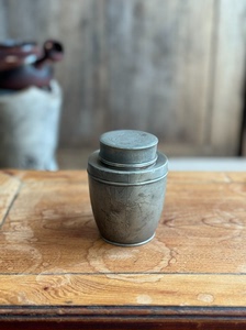 自藏林克瑞制款白锡老锡罐。年份久远，皮壳到位，锡质精纯，应该