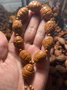 苏工核雕手工富甲一方手串,立体感十足,个个不一样,6年老铁核