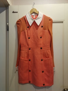 巨式国际中号橘色直筒版型连衣裙。面料挺括遮肉显瘦，可打底可单