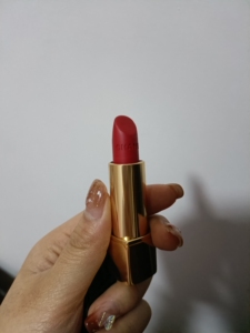香奈儿口红257 绝对正品就涂了一两次 色号不适合我