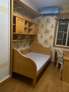 1.2✖️2的小孩床，带上面的柜子一起，实木，基本没有破损，