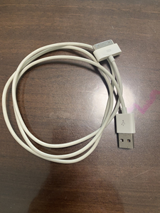 苹果4s原装数据线,原装充电头.