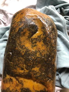 藏品乌鸦皮鸡油黄清仓.可见明显黄肉,皮色漂亮指甲纹细密,玉化