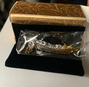 全新cpb羽毛精美胸针一枚  盒子和丝绒带