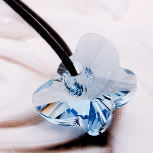 掌柜推荐款奥地利风格冰蓝蝴蝶水晶吊坠女毛衣链项坠短款项链粉蓝