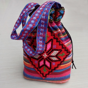 新款民族风十字绣款收口手提包 摩梭手工编织零钱小包包