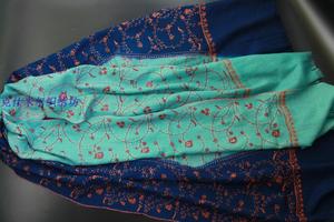 印度克什米尔手工编织刺绣满绣渐变色羊绒羊毛围巾披肩蓝绿玫米黑