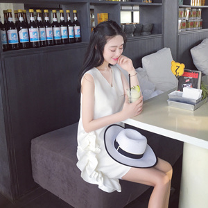 连衣裙女2017夏显瘦荷叶边v领露背度假气质甜美白色短款无袖女神