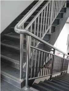 成都鑫锦门窗封阳台：不锈钢楼梯扶手/安全护栏/防盗网/拉闸