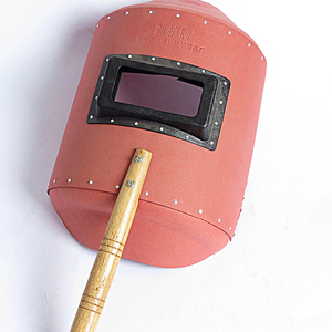 新护红钢纸板电焊面罩手把帽子焊工面具加厚防火星手持焊接面罩