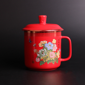 中国红瓷茶杯
