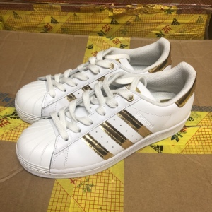 adidas阿迪达斯 三叶草 金色贝壳头休闲女子板鞋 fv3330