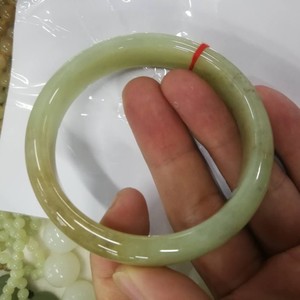 天然岫岩玉黄白老玉手镯山料镯子透闪石和田玉带证书口径大小全