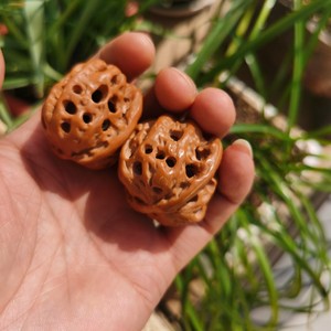 白狮子头文玩核桃雕刻镂空核桃抛光打磨新玩法