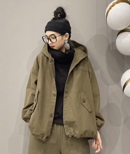 2021秋冬新款女装米兰站11123带帽按扣双口袋加里子宽松休闲外套