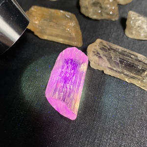 天然彩虹方柱石原石标本 克拉级戒面料 荧光彩虹 无处理 吊坠把玩