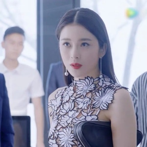 归还世界给你岑未赵韩樱子同款时尚超显气质碎花上衣黑色裤子女