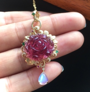 18k金卢比来红碧玺牡丹花吊坠艳红点缀祖母绿月光石灵动质感奢华