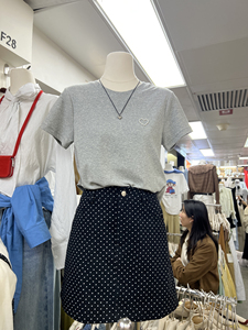 韩国东大门春季时尚新款简约短袖珍珠爱心设计甜美圆领T恤上衣女