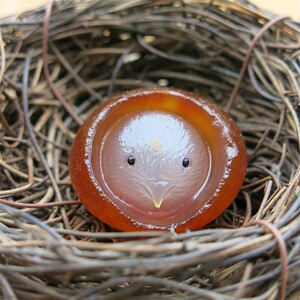 一鸣奇石马达加斯加天然玛瑙原石水冲籽料雕刻手把玩小鸡出壳摆件