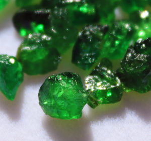 沙弗莱石原石 铬钒钙铝榴石矿标 30元/颗随机发 天然矿物猫矿 g13