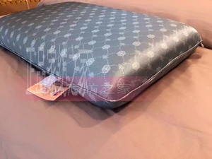 富安娜2022秋冬新品真丝面料乳胶枕头枕芯护颈枕黑金凝胶枕面包型