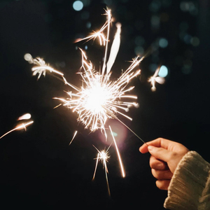 烟花马克笔画新年元旦跨年小女孩仙女放烟花棒孔明灯插画临摹素材